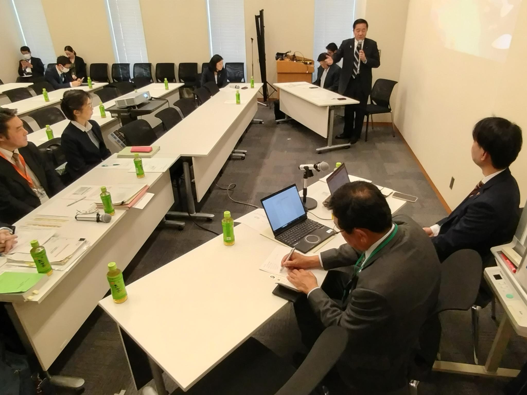 signal-2025-03-25-173222_002 会長を務める児童の養護と未来を守る議連にて子どもへの支援活動を行う団体の代表からお話を伺う