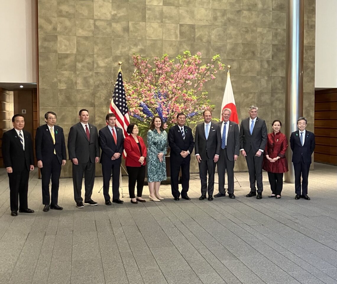 米国連邦議会上下両院の超党派日本研究グループ議員団の総理表敬時の集合写真