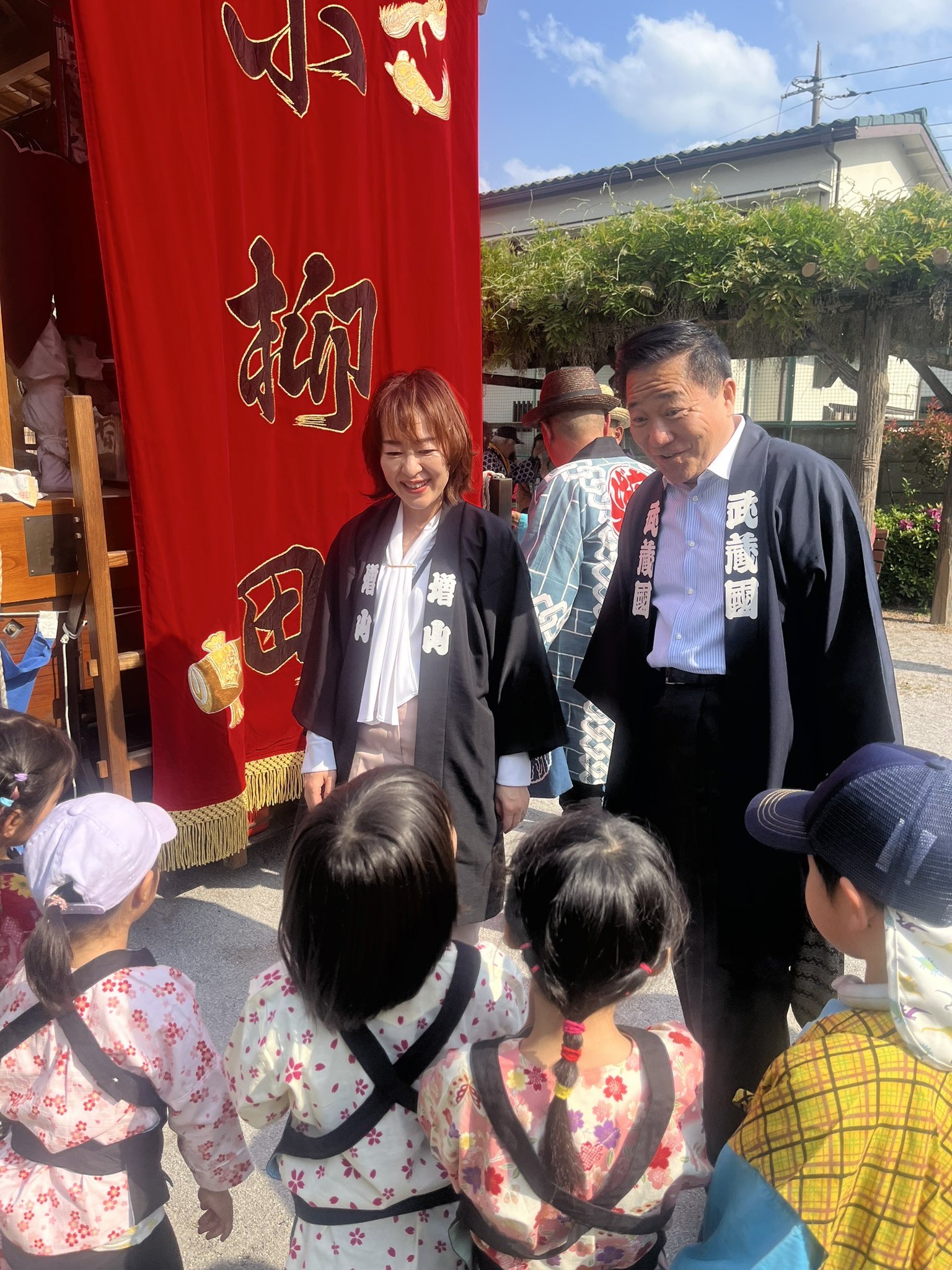 山車に乗り込むこどもたちを激励