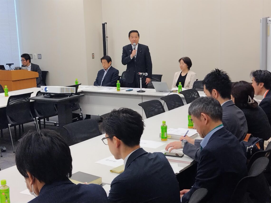 会長を務める児童養護議連にて