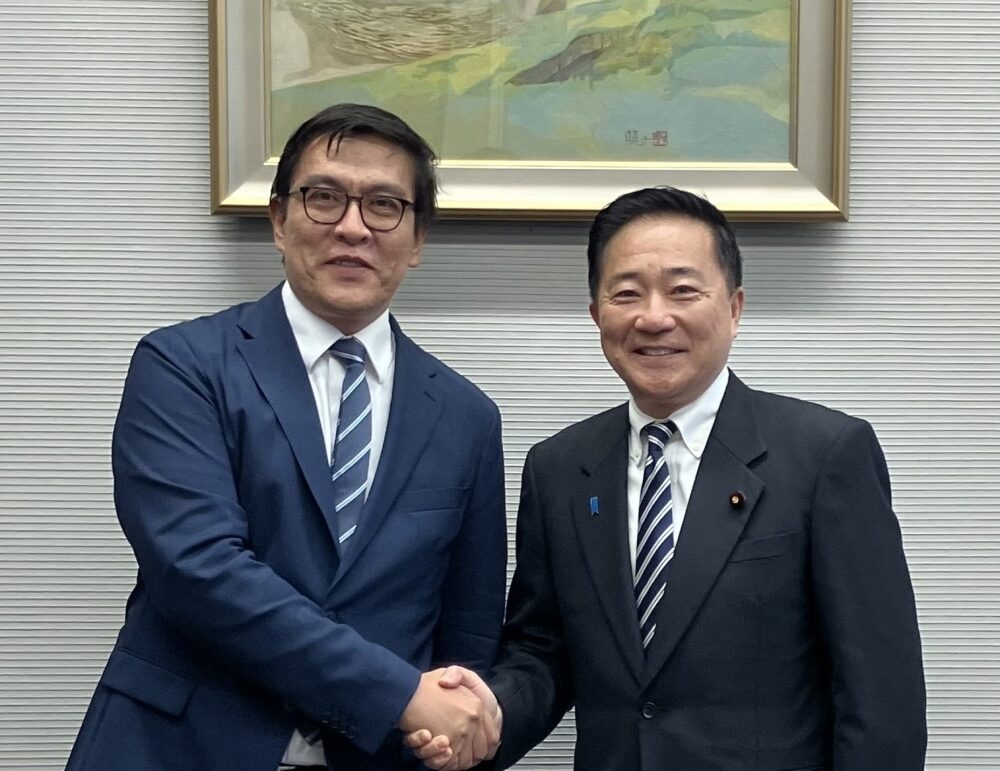 キルギス内閣副議長と面会 バイサロフ・キルギス共和国内閣副議長と馬が島昭久補佐官