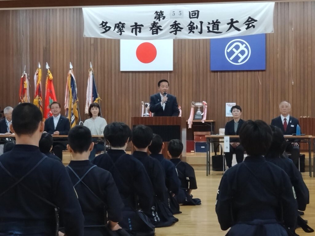 signal-2025-06-15-104317_006 第55回多摩市春季剣道大会にて挨拶する長島昭久
